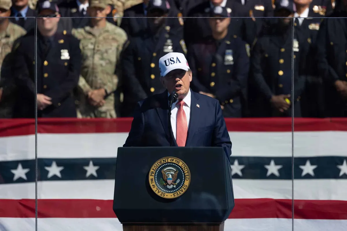 Trump regaló 135,000 dólares en efectivo a tres de sus asistentes en la Casa Blanca