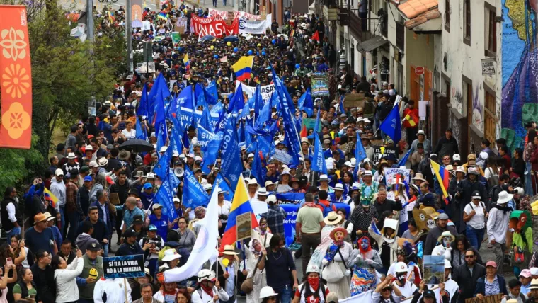 Un millar de ecuatorianos marcha en Cuenca contra la minería