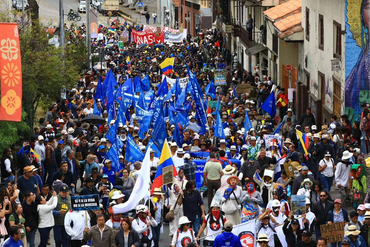 Un millar de ecuatorianos marcha en Cuenca contra la minería en Quimsacocha