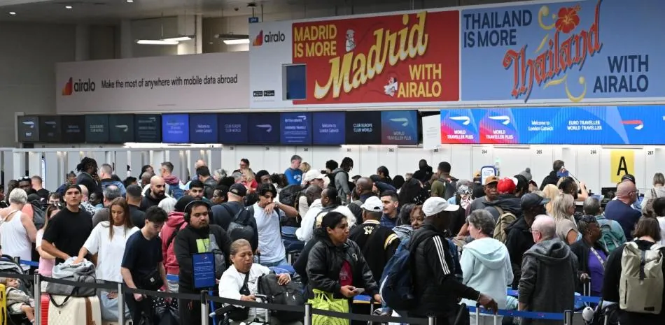 Una falla técnica deja más de 2,000 vuelos cancelados en Reino Unido