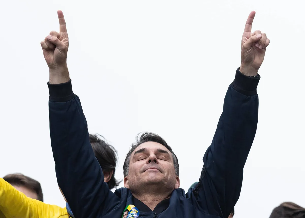 Una investigación por corrupción a Flávio Bolsonaro sacude la campaña en Brasil