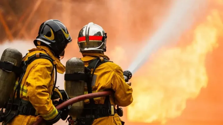 Unas 700 personas son evacuados por un gran incendio forestal
