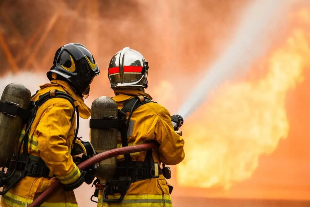 Unas 700 personas son evacuados por un gran incendio forestal en la isla croata de Brac