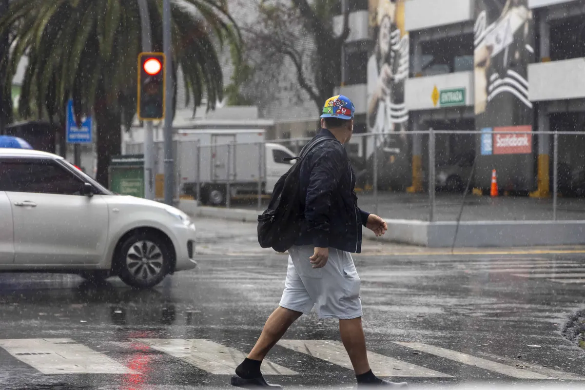 Vaguada provocará lluvias pero el ambiente continuará caluroso por el polvo del Sahara este lunes