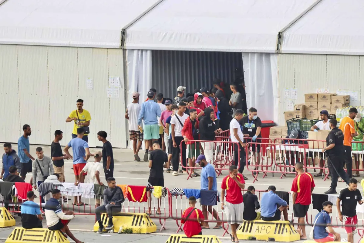 VIDEO | Cientos de personas piden en la calle que se garanticen los derechos de los niños ceutíes