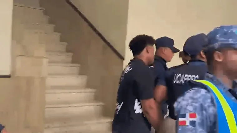 VIDEO | Con capucha, trasladan a tribunal a joven señalado