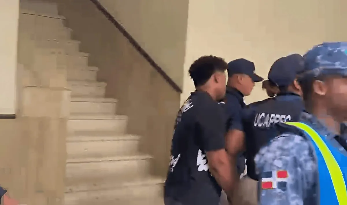 VIDEO | Con capucha, trasladan a tribunal a joven señalado por muerte en Los Praditos tras venta de celular