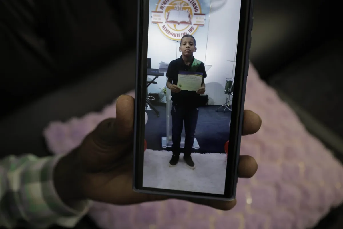 VIDEO | Dolor en Brisas del Este por muerte de niño atropellado cuando iba a la escuela