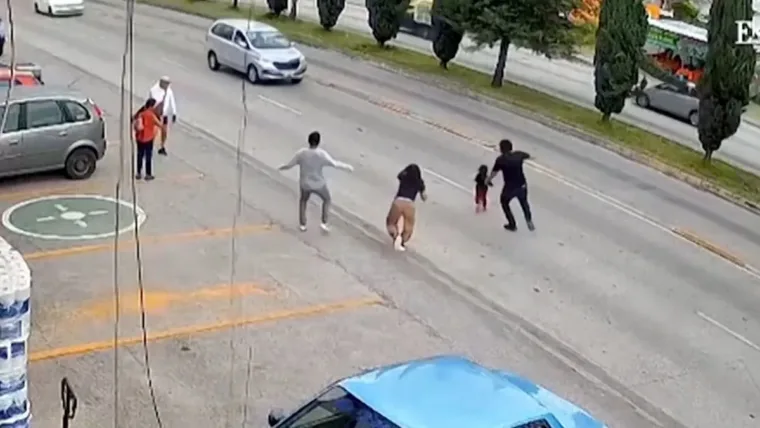VIDEO | Empleado de supermercado salva a una niña de ser
