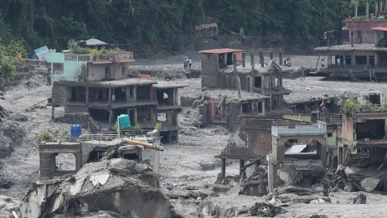 VIDEO | La avalancha de agua de la riada en Nepal llegó a la