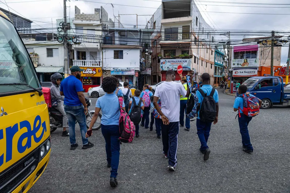 VIDEO | La rutina a bordo de las rutas de TRAE en una ciudad que no se detiene al paso de un autobús escolar