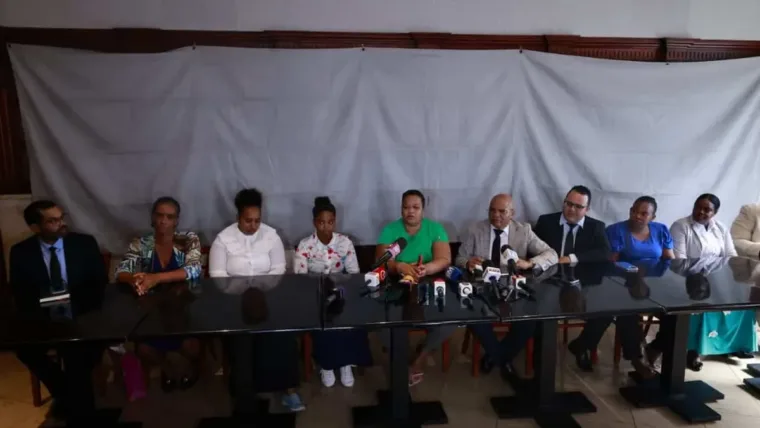 VIDEO | Mujeres salen en defensa de pastor detenido en San