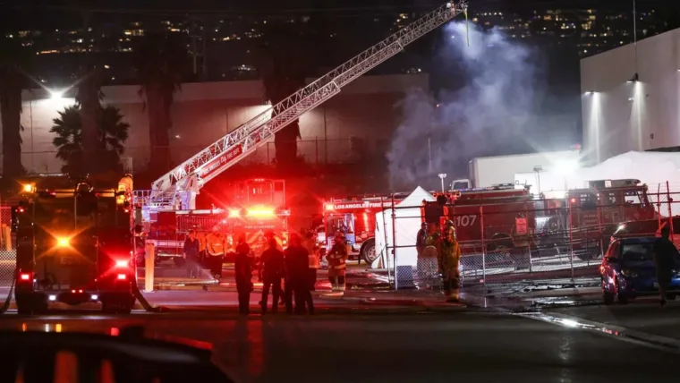VIDEO | Un helicóptero se estrella en Los Ángeles y deja tres
