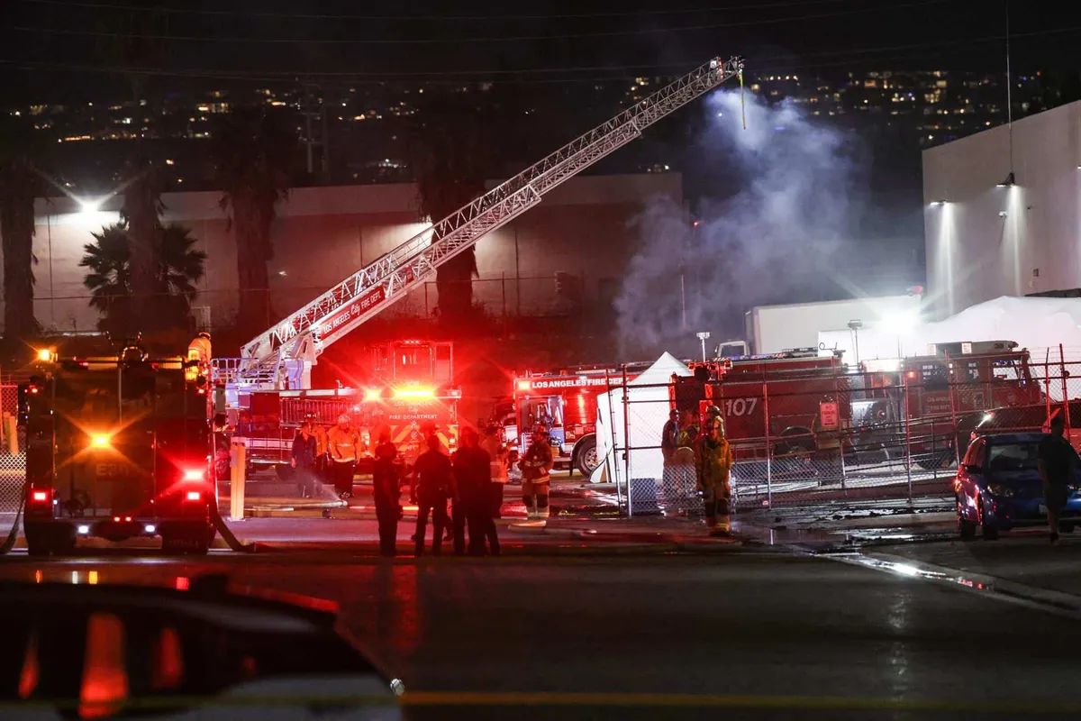 VIDEO | Un helicóptero se estrella en Los Ángeles y deja tres muertos