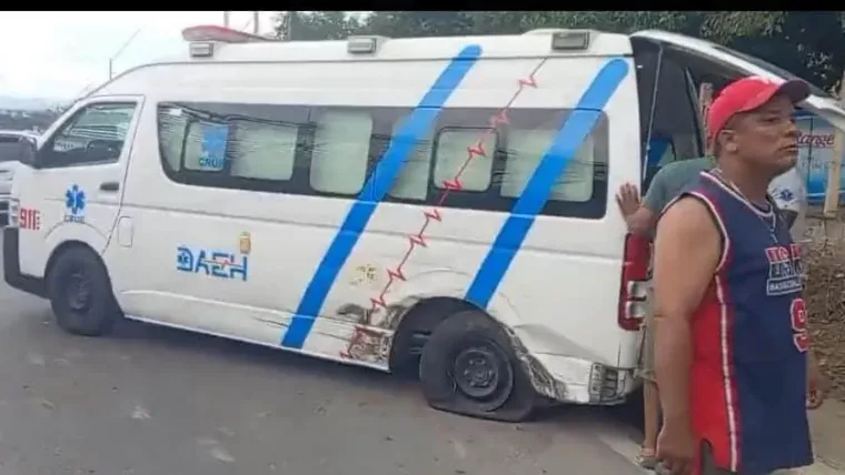 VIDEO | Yipeta impacta ambulancia que atendía una emergencia