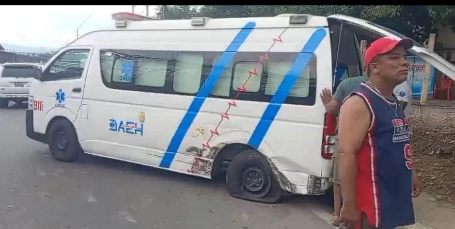 VIDEO | Yipeta impacta ambulancia que atendía una emergencia y luego a un motorista en Santiago