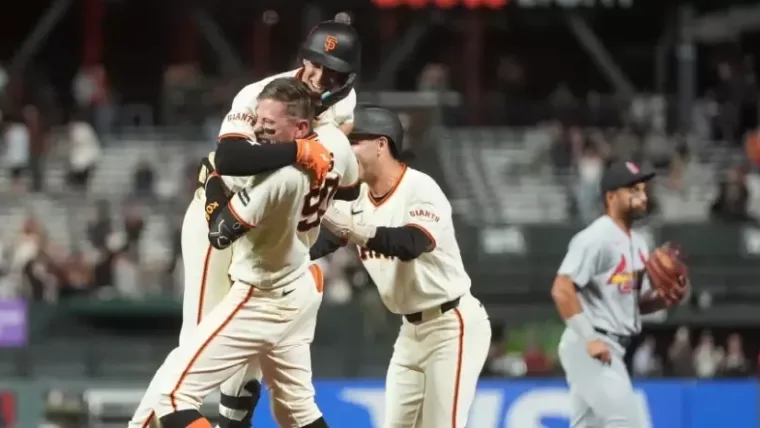 Whitcomb decide en la 11ma. y los Gigantes superan a los